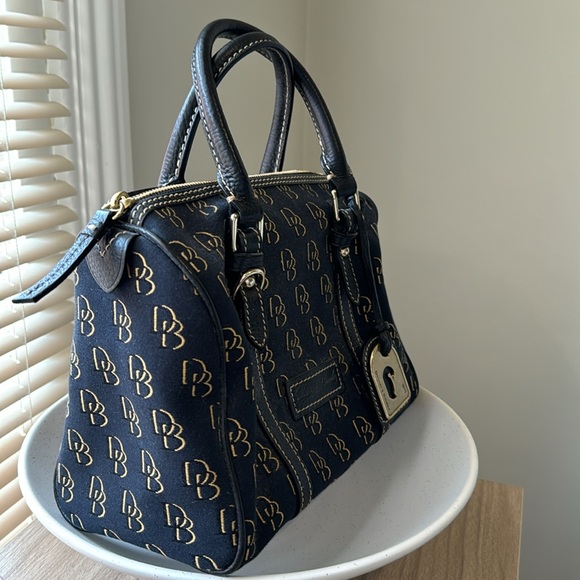 Vintage Douney & Bourke black handbag w/ gold initials! Like brand new - Picture 2 of 5